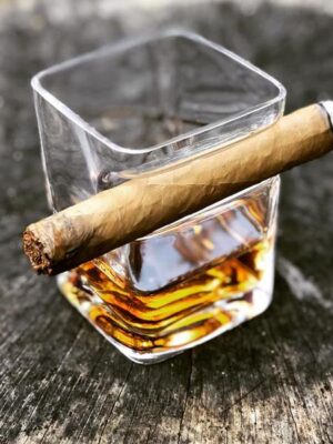 Pohár na whisky a cigaru